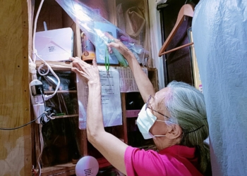 ▲嘉義市政府積極守護獨居長者日常安全，運用「元創電子長者照護智慧觀測服務」不僅設備使用方便輕巧且時時刻刻掌握長者居家安全。(圖/嘉義市政府提供)