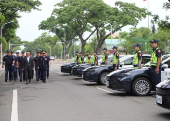 ▲縣長翁章梁校閱各式全新警用車輛。（圖/嘉義縣政府提供）