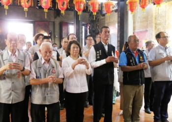 ▲市長黃敏惠今(22)日一早與城隍廟賴永川董事長(左二)與理監事、多位議員等貴賓一同來到城隍廟參香祈福(圖/嘉義市政府提供)