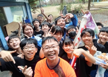 ▲民生國中蔡邦居老師與學生感情深厚,亦師亦父。(圖/嘉義市政府提供)