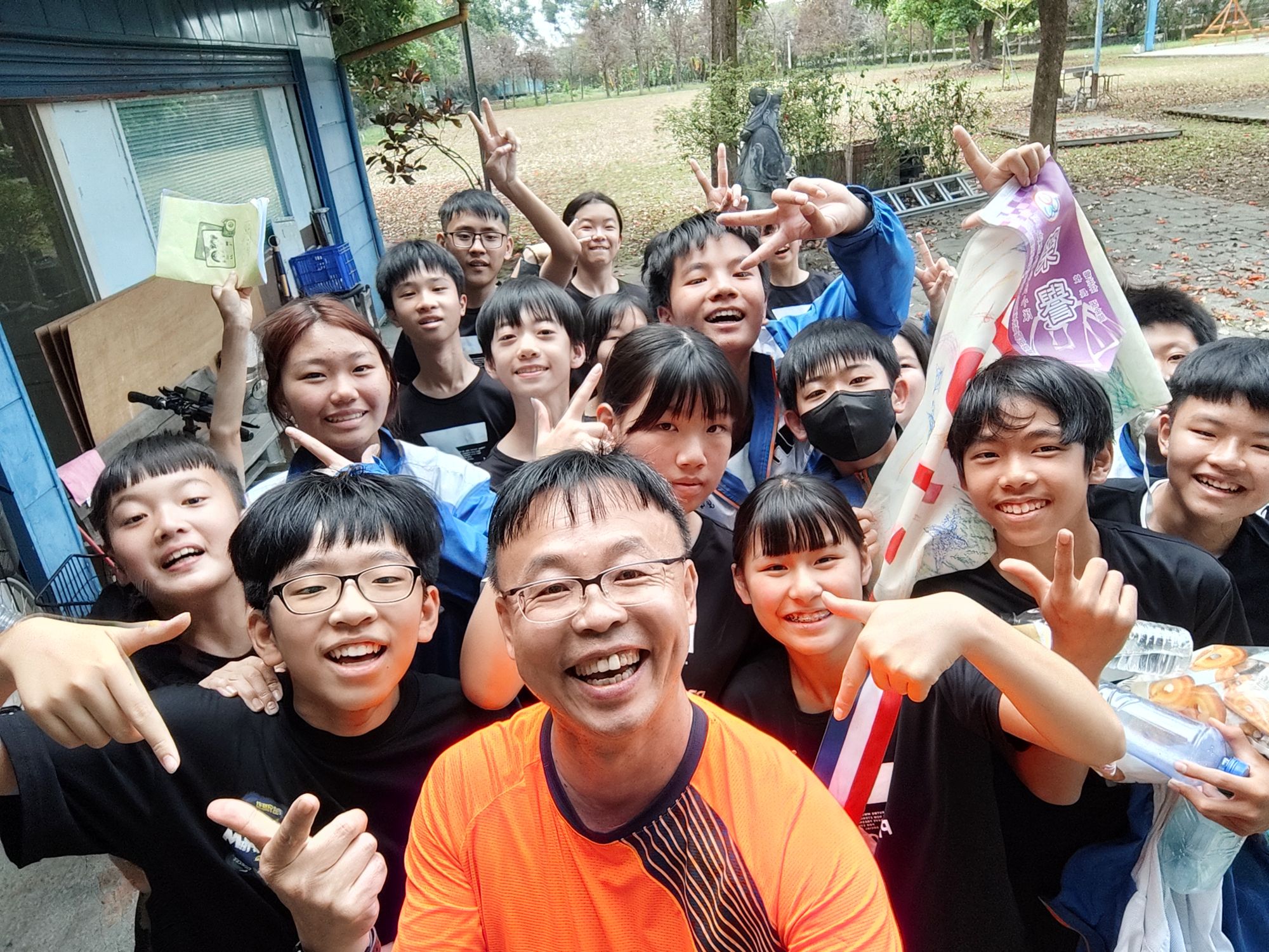 ▲民生國中蔡邦居老師與學生感情深厚,亦師亦父。(圖/嘉義市政府提供)