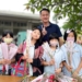 ▲育人國小收成康乃馨幫助學生前進韓國。(圖/嘉義市政府提供)
