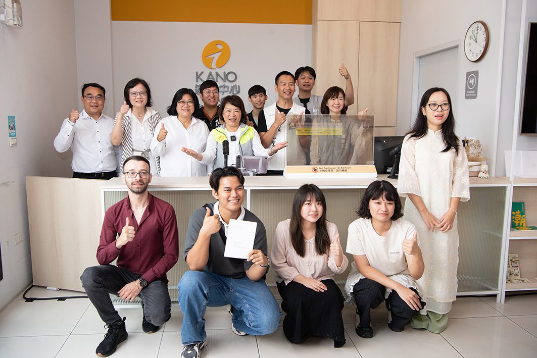 ▲嘉義市政府今(26)日於KANO遊客中心舉辦「AI雙向翻譯機」啟用記者會。(圖/嘉義市政府提供)