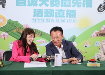 ▲縣長翁章梁致電恭賀獲獎的幸運民眾。(圖/嘉義縣政府提供)