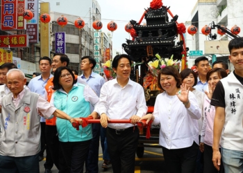 ▲市長黃敏惠與總統賴清德親扶神轎。(圖/嘉義市政府提供)