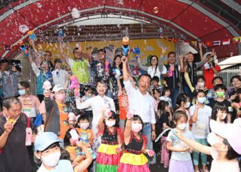 ▲嘉義縣政府舉辦泡泡趴祈福嘉年華活動取代潑水節，和新住民一起感受家鄉過年習俗。(圖/嘉義縣政府提供)