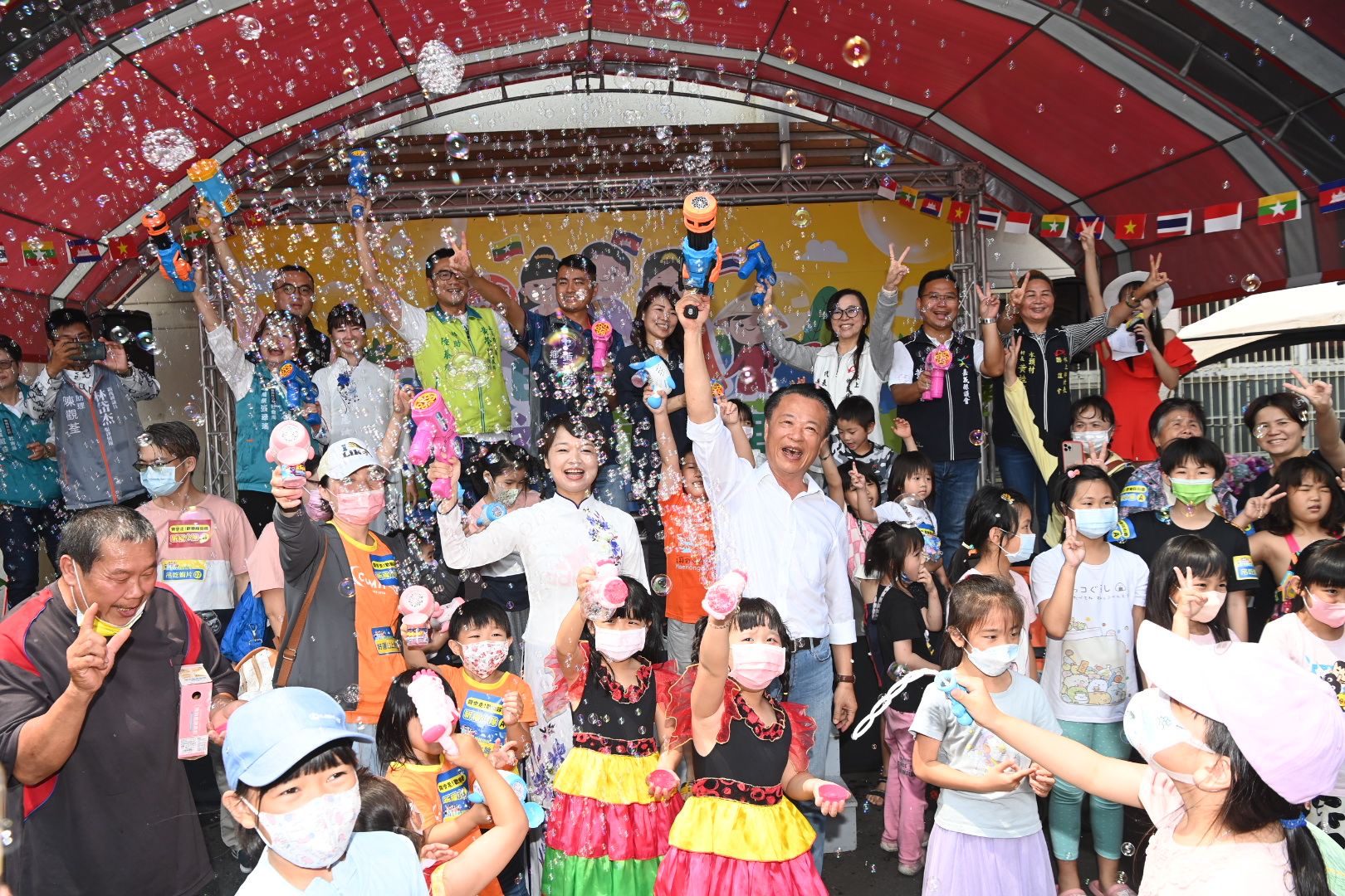 省水以泡泡代替潑水 嘉義縣府與新住民共同慶祝潑水節 省水以泡泡代替潑水 嘉義縣府與新住民共同慶祝潑水節