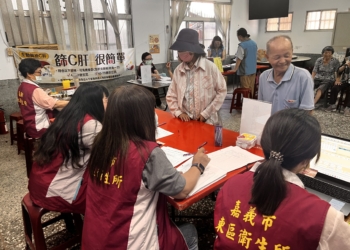 ▲嘉義市政府衛生局今(28)日於荖藤里活動中心提供免費C肝篩檢服務。(圖/嘉義市政府提供)