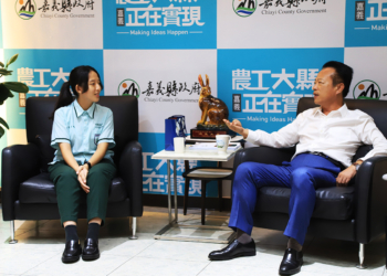 ▲縣長翁章梁與2023總統教育獎得主蔡育慈相見歡。(圖/嘉義縣政府提供)